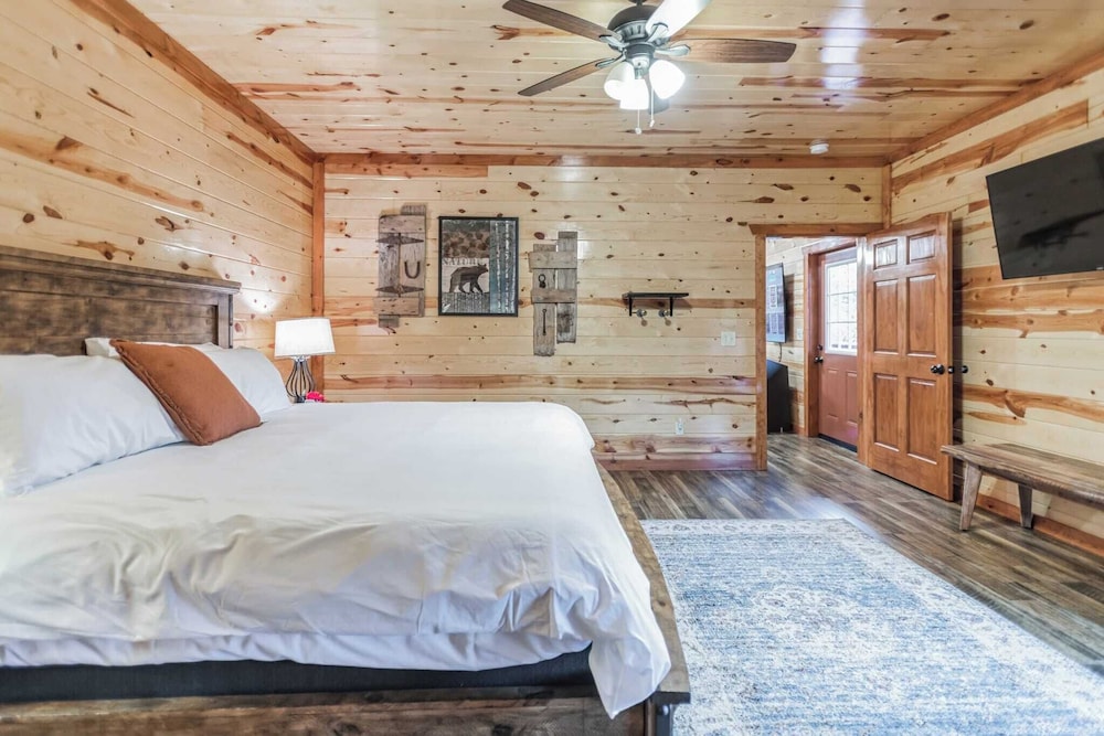 Laurel Point by Avantstay Sleeps 18! Indoor Pool, Hot Tub, Theater, Game Room
