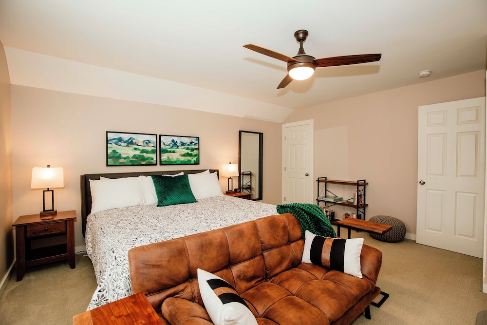 1 Mi to Dtwn Black Mountain: Home w/ Patio & Yard