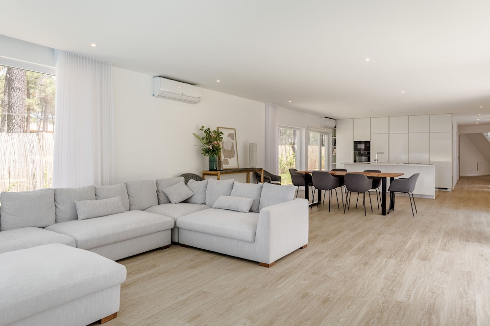 Aroeira Modern Grand Villa With Pool by Homing