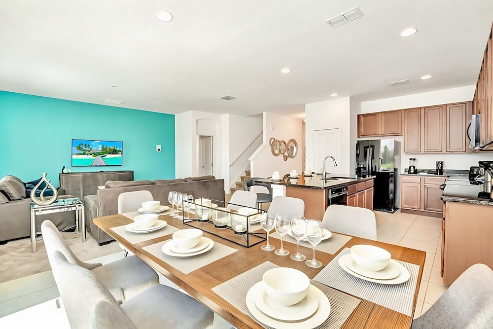 Upstay Lakefront Home w Pool Cinema, Games, BBQ