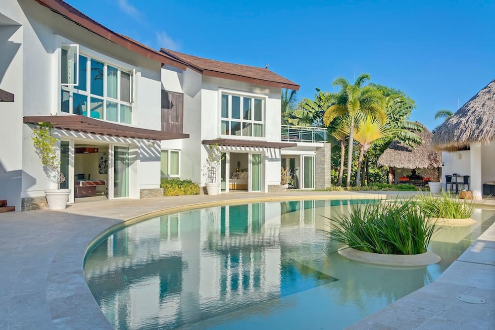 Luxurious 8-bedroom Dreamy Villa
