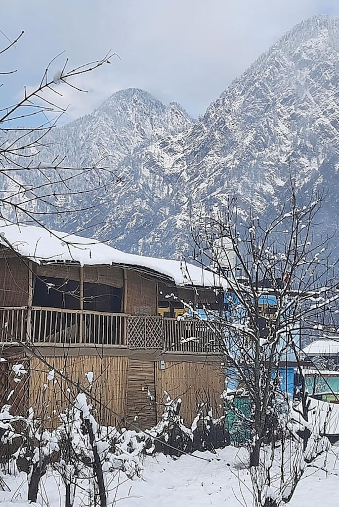 Goroomgo Kasol Huts Kullu view 3