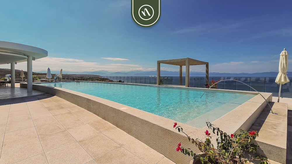 New 3BR Condo - Oceanview Terrace - Private Beach