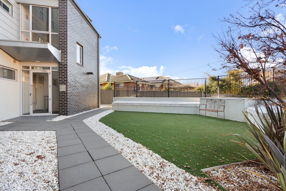 Stylish Curtin Stay With Balcony Views