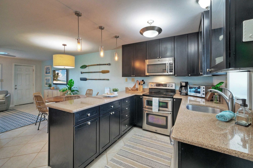 Sleeps 26 3 Island Retreat Condos w/ Beach Access, 2 Pools, Pickleball, Views
