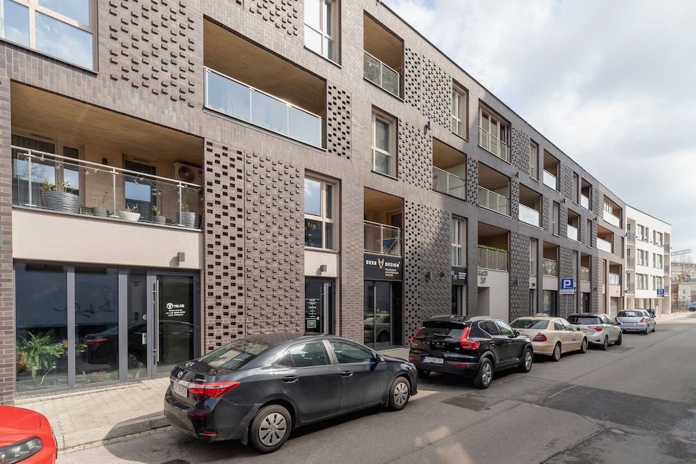 Deluxe City Studio by Renters view 5