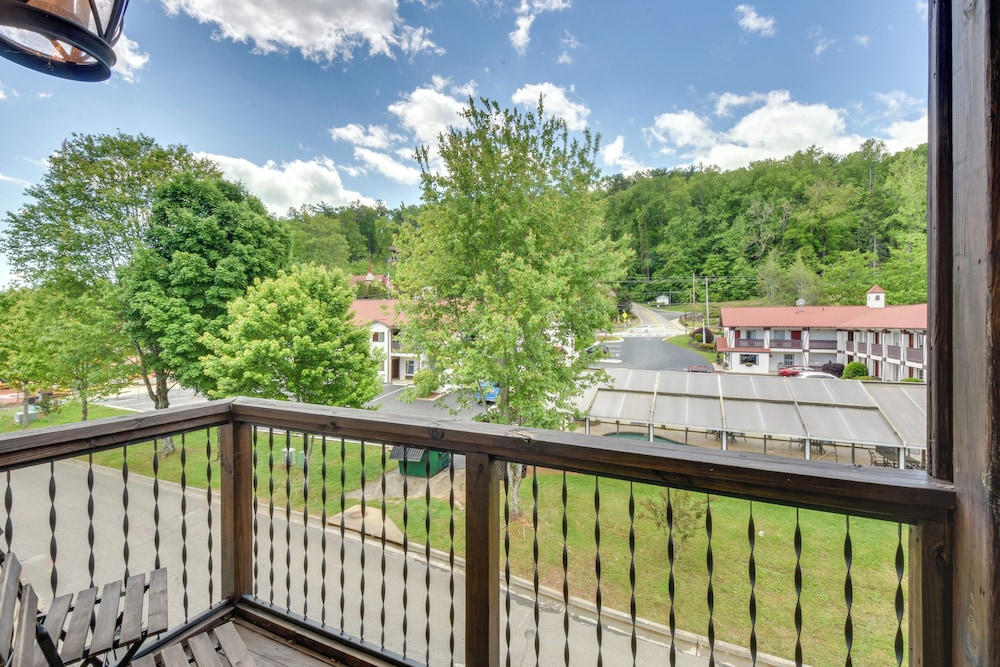 Steps to River + Shops: Downtown Helen Retreat!