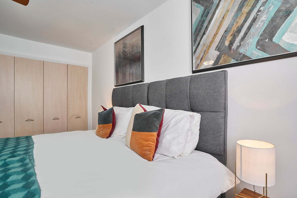 Host Stay Snowdrop Crescent I