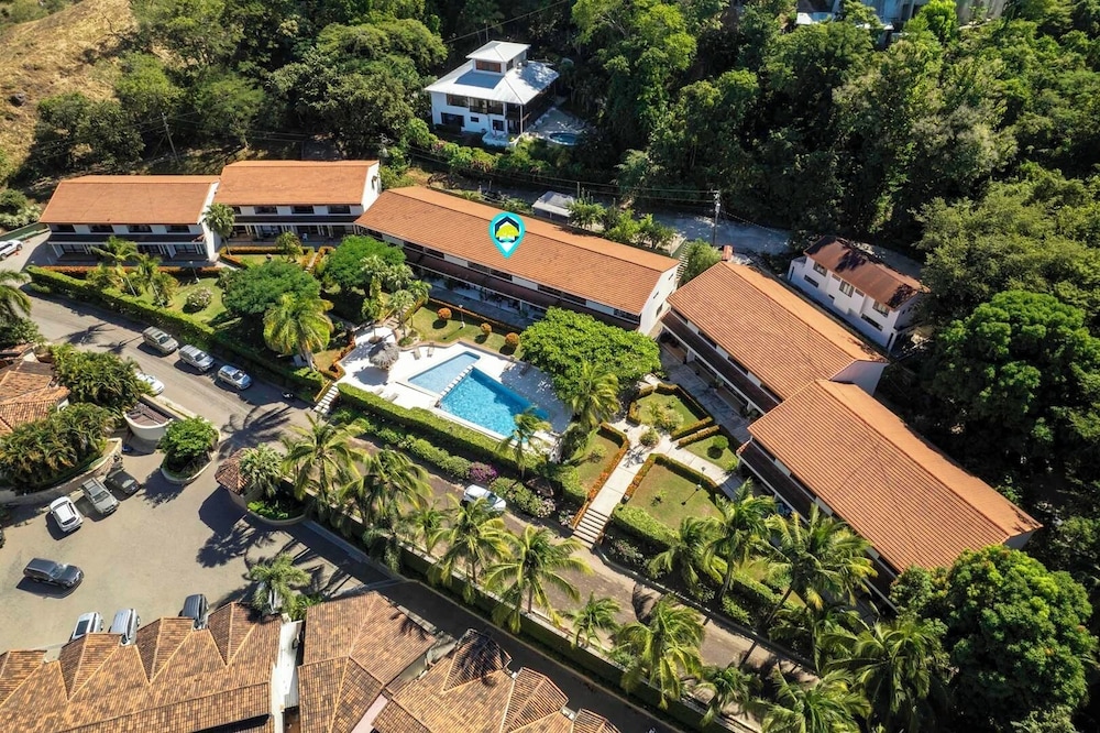Stylish 2-Bedroom Beach Condo with Ocean-View Deck, Lush Pool Area & 2-Minute Walk to Flamingo Beach