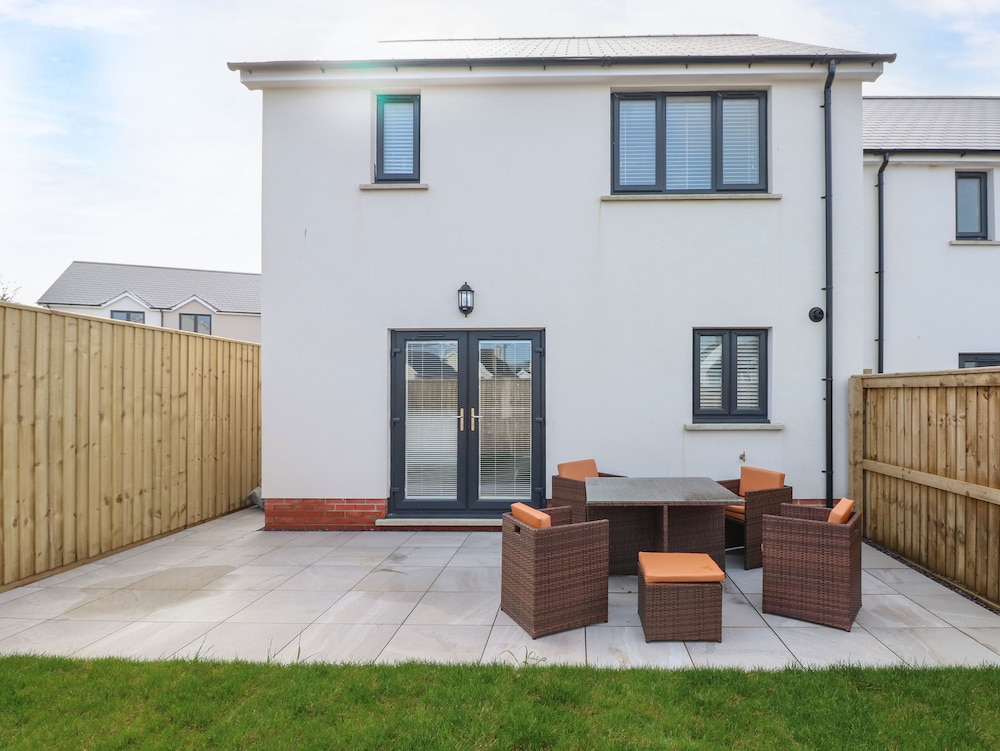 Lunaroxx, 6 Meadow Gardens, Kilgetty