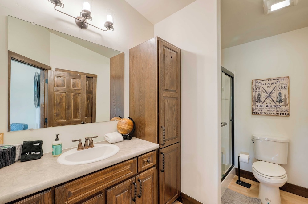 Winterhaven Estate by Avantstay Sleeps 19 Guests Mountain Compound w/ Views, Firepit, Hot Tub