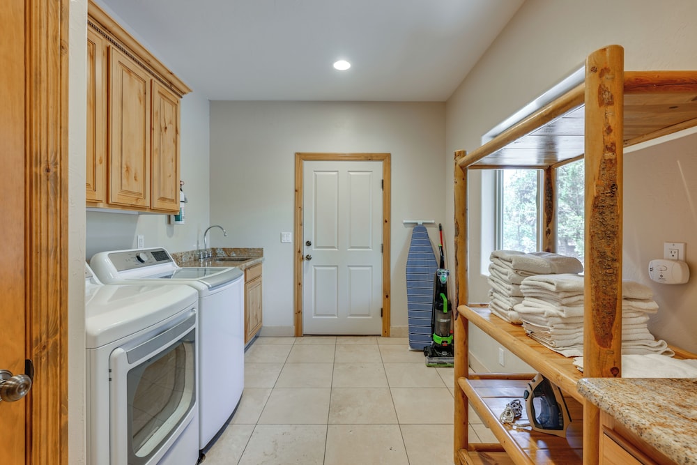 Hot Tub, Game Room: Mtn-view Cabin 9 Mi to Zion
