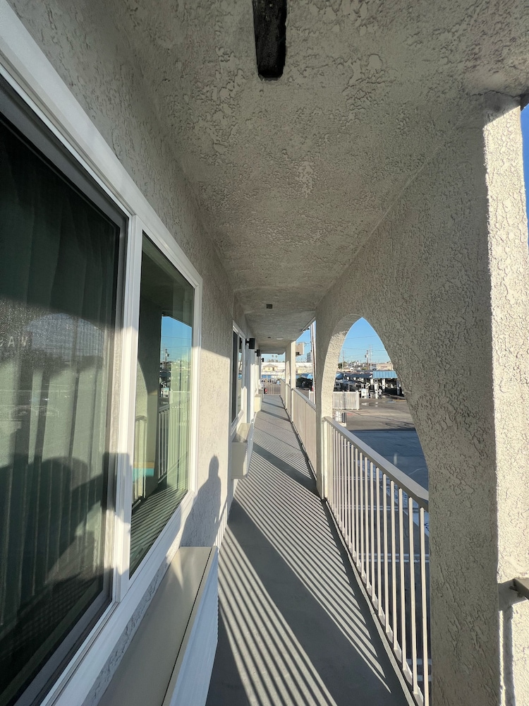 Arlo Motel 5