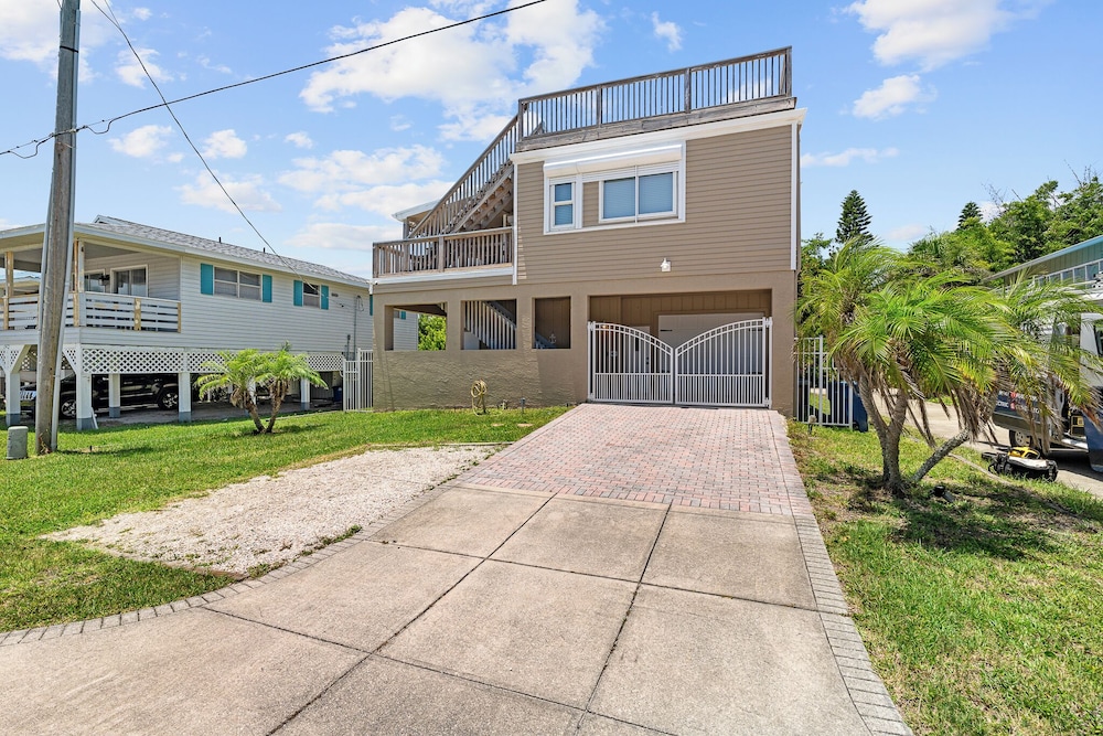 4BR Beach House Spacious Steps From Sand