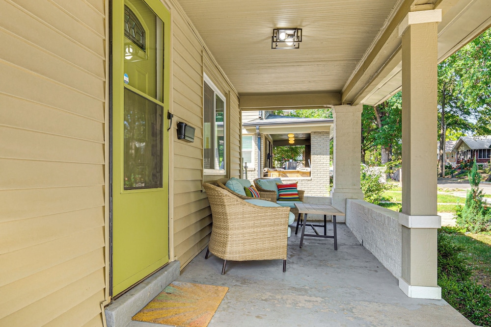 6 Mi to Arrowhead Stadium: Charming Home w/ Porch!