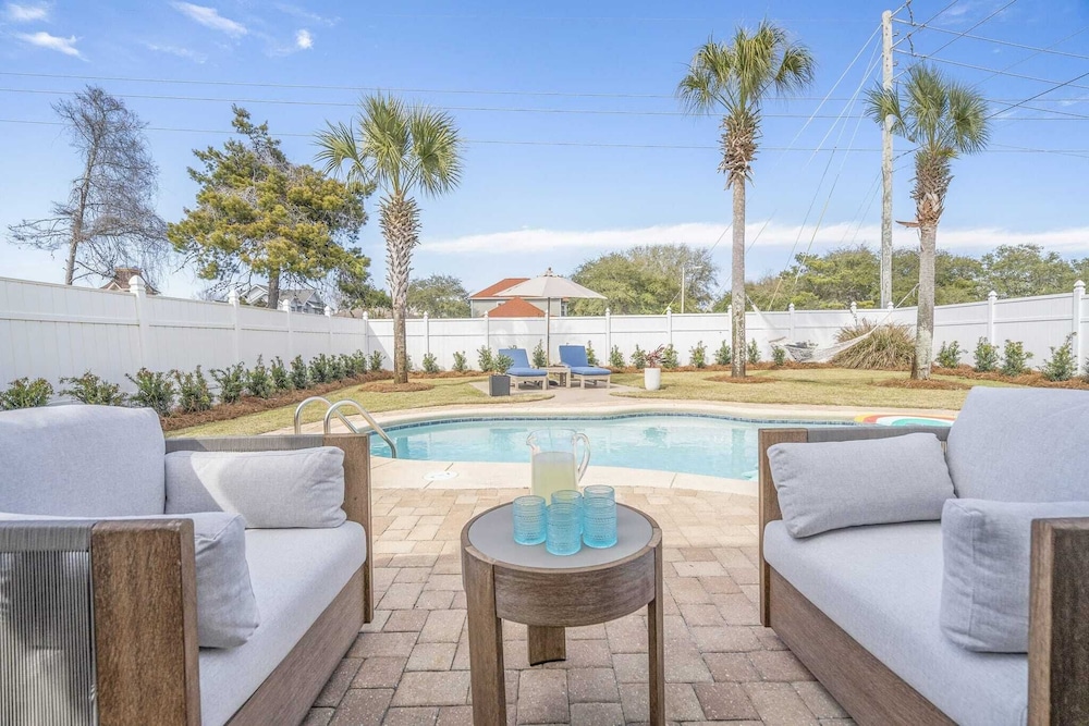 7bdr w/ Private Pool, Hot Tub, Fire Pit, Walk to Beach Tidal Wave by Avantstay