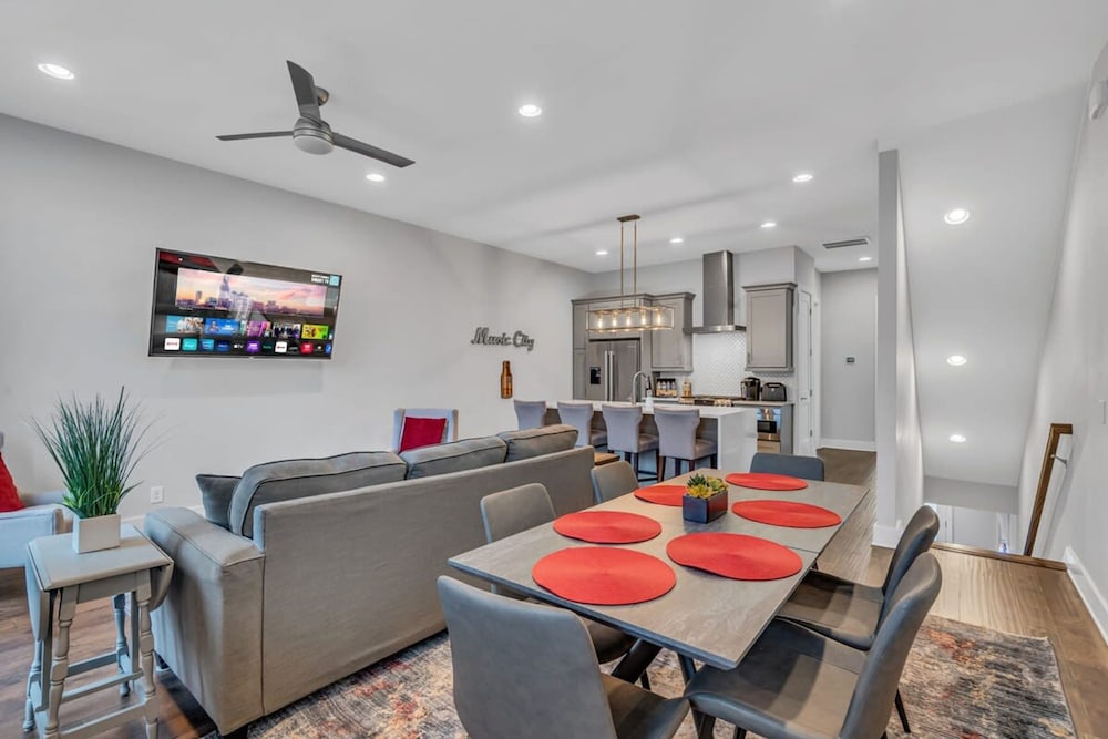 Luxury Townhome With Rooftop Deck Skyline Views view 3