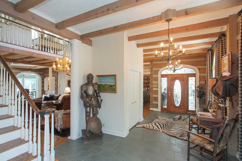35 Acre Villa w/ Pool, Spa, Wine Cellar & Gym + Near Golf Club La Pearla Ranch by Avantstay