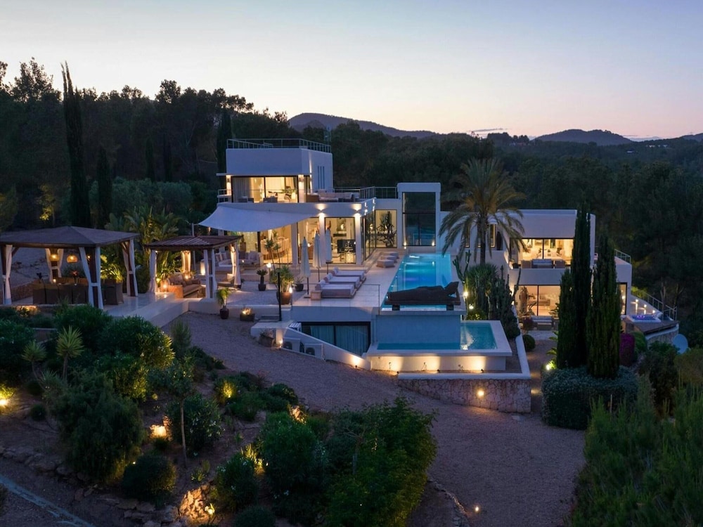 Holiday Home With Stunning Infinity Pool