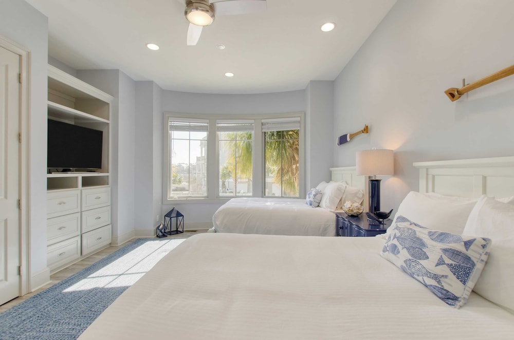 Sleeps 38 2 Homes, Steps to the Beach, Private Pool + Hottub, Game Room, Views