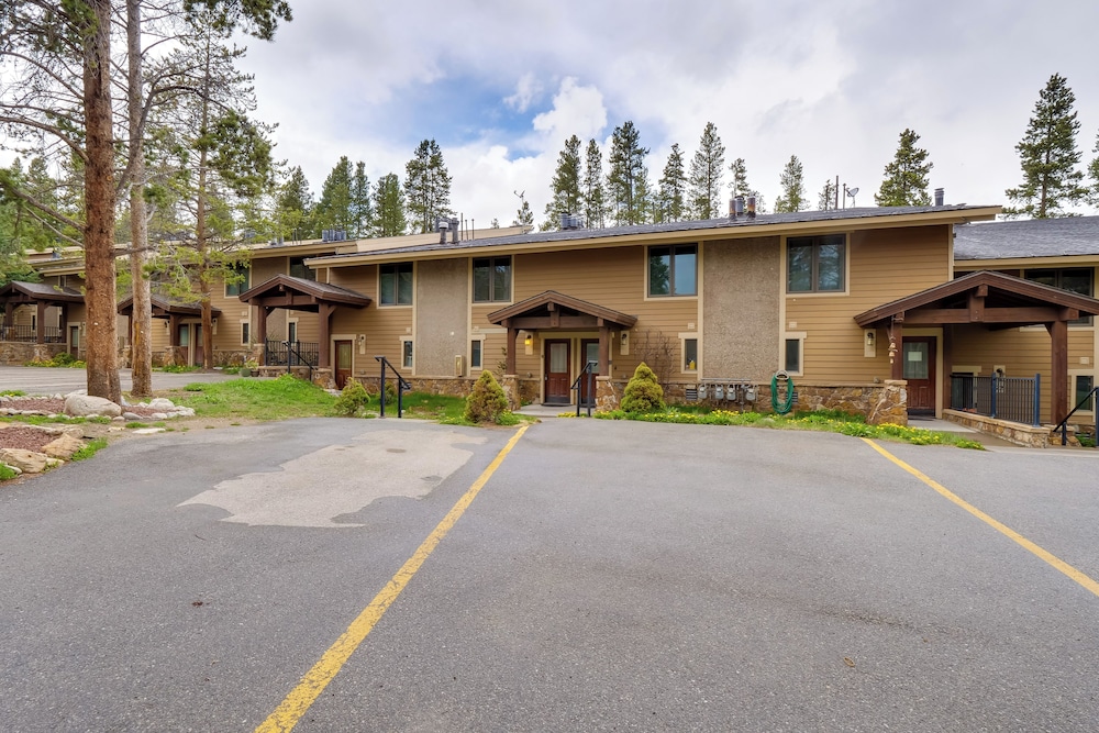 Beautiful Breck Townhome w/ Pool: 1 Mi to Main St! view 3