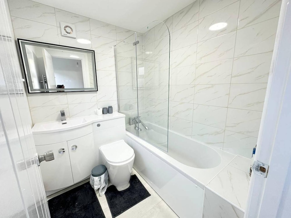 Southsea 5-bed Seaside Retreat- Sleeps 11 & Garden