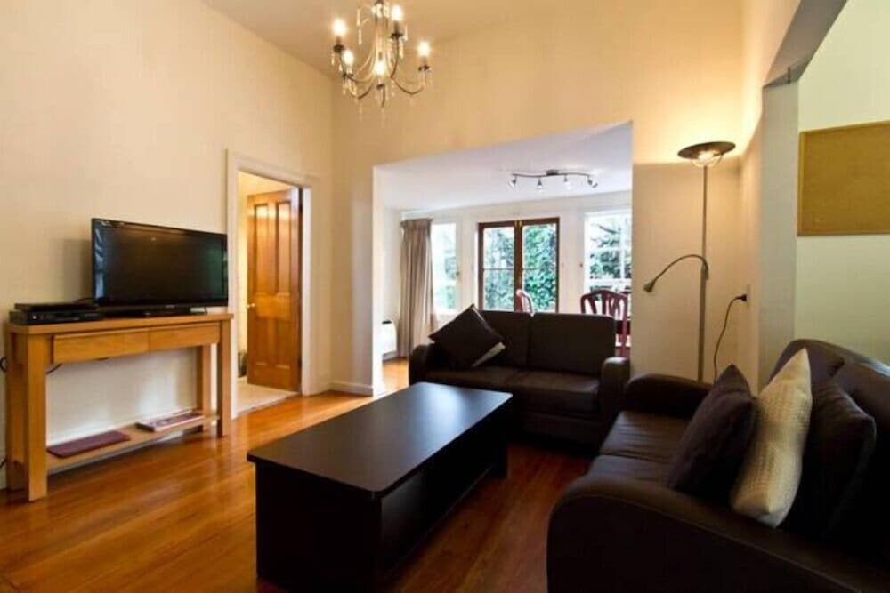 Christchurch City & Country Cottages - Brockworth Cottage
