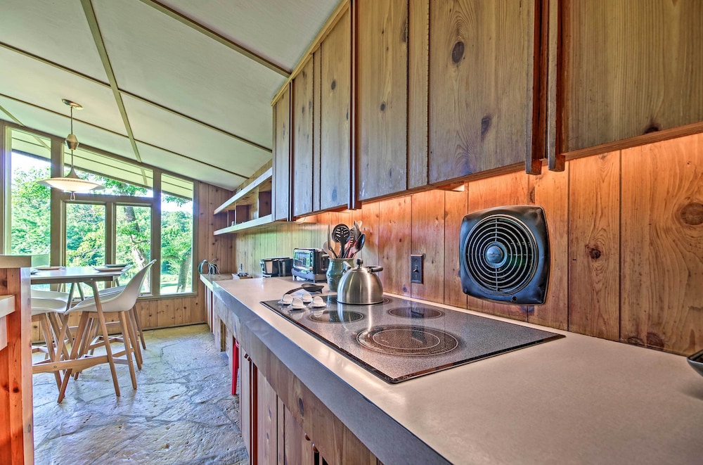 Tranquil Mid-century Modern Cottage w/ Forest View