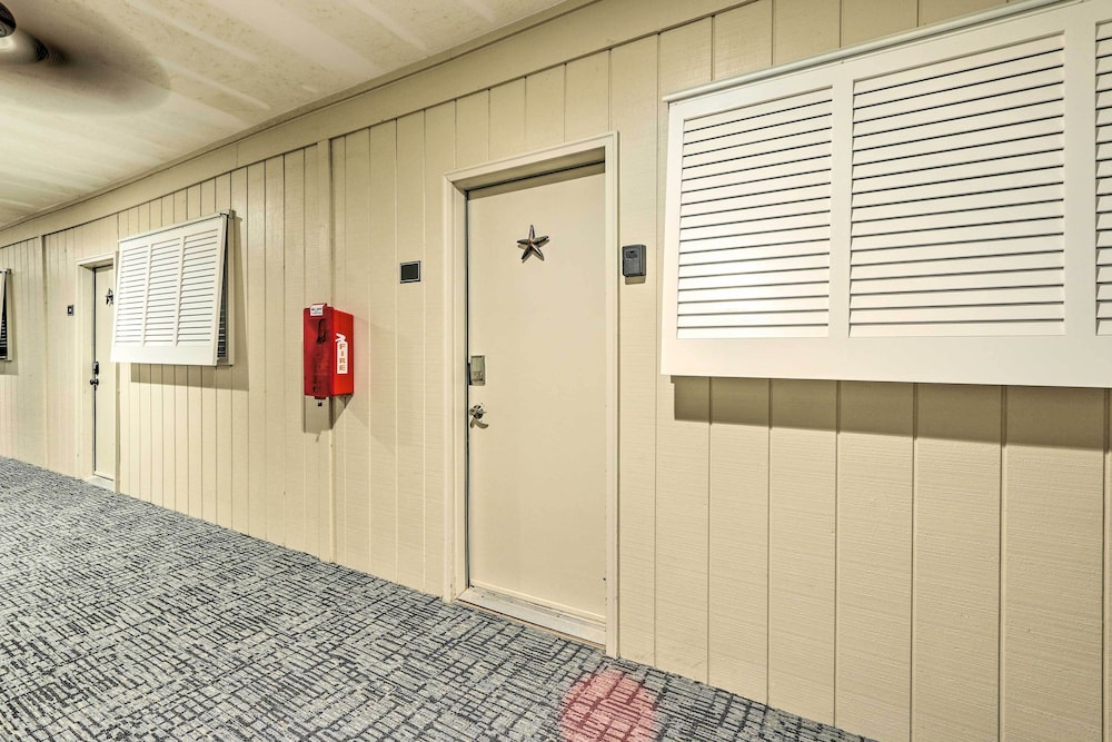Pool & Beach Access: Hilton Head Coastal Condo