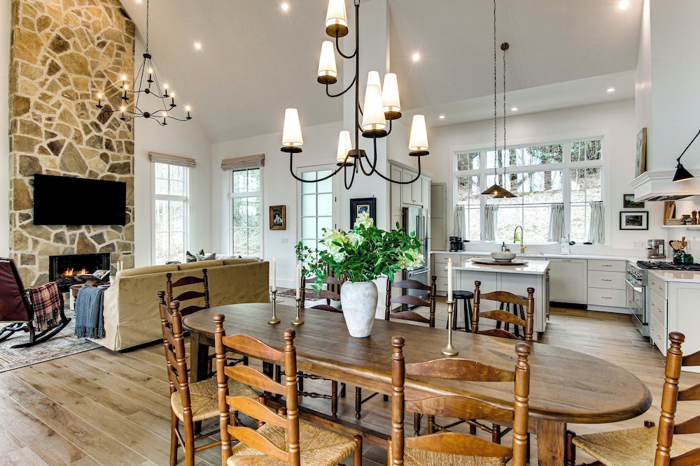 Deck & Mountain Views: 'black Chalet' in Glenville