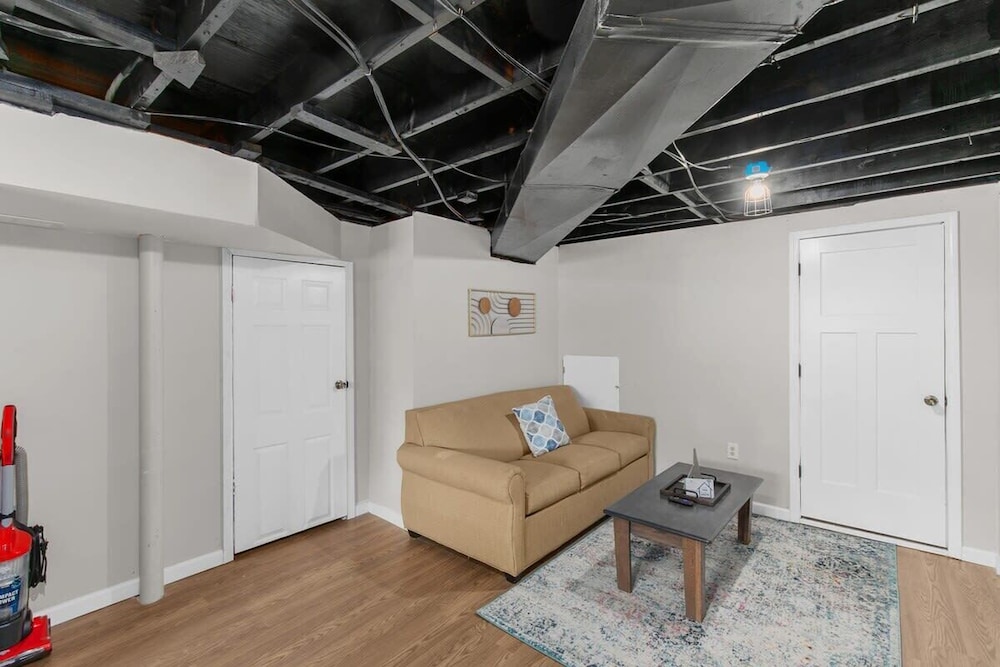 Broadmoor Bungalow - Unit B