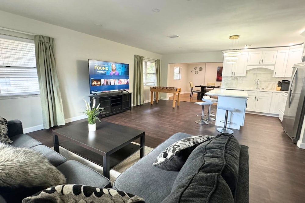 Home Close to Saint Pete Pier new Spacious
