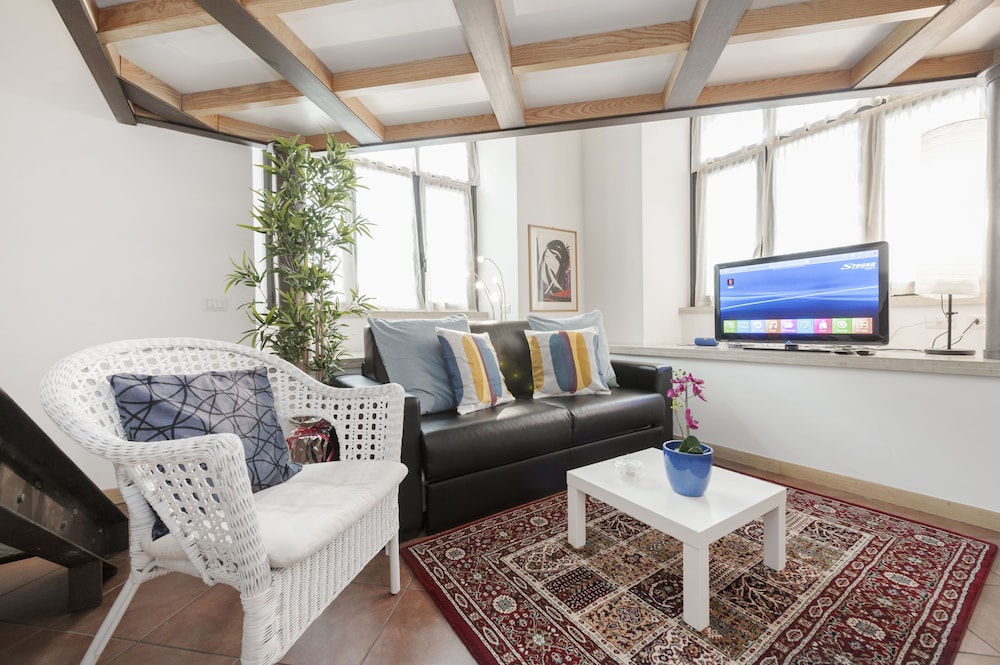 Inviting 3-bed Apartment in Roma 4mins to Colosseo