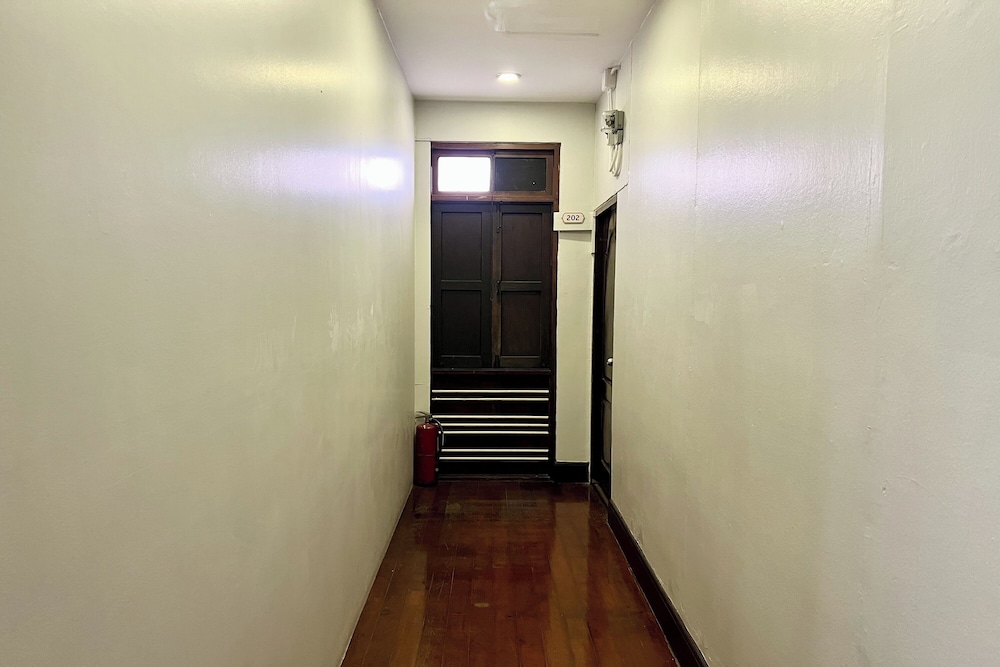 Orchid Hostel Near Bumrungrad Hospital and Nana Market