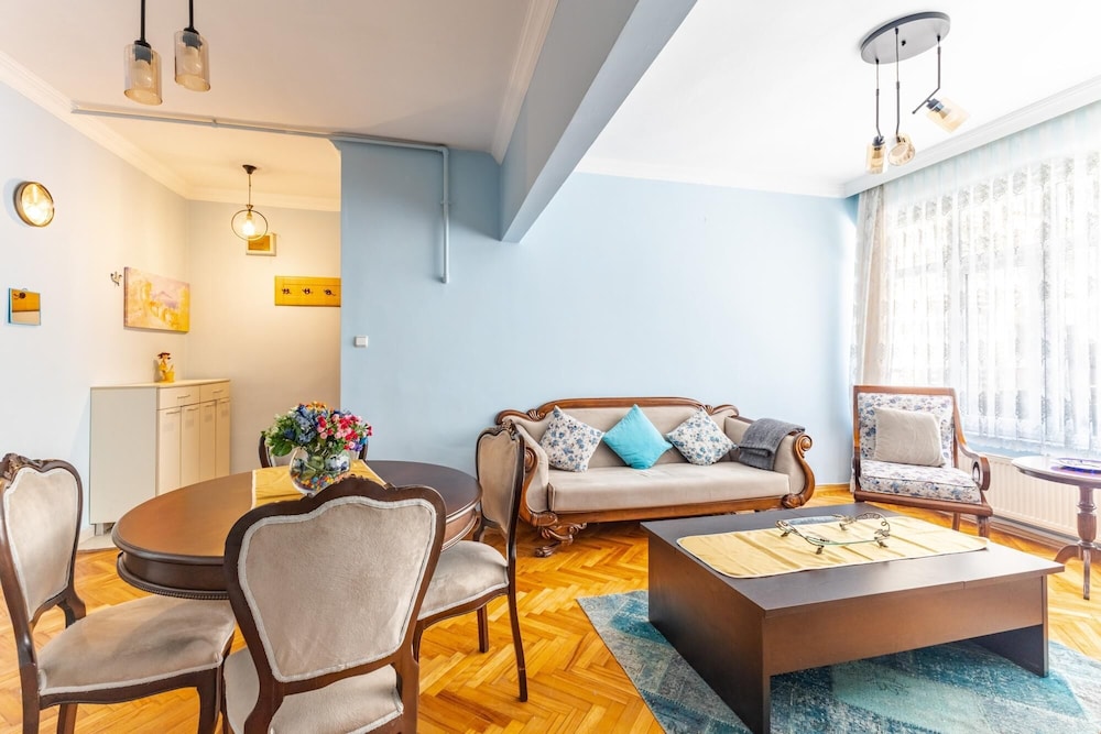 Retro Spacious Furnished Flat Near Kadikoy Marmaray