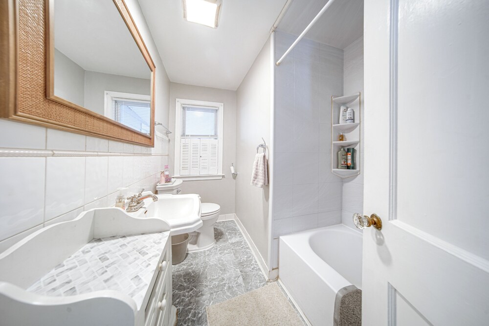 Walk to Lake Erie & Beach Access: Home w/ Deck!
