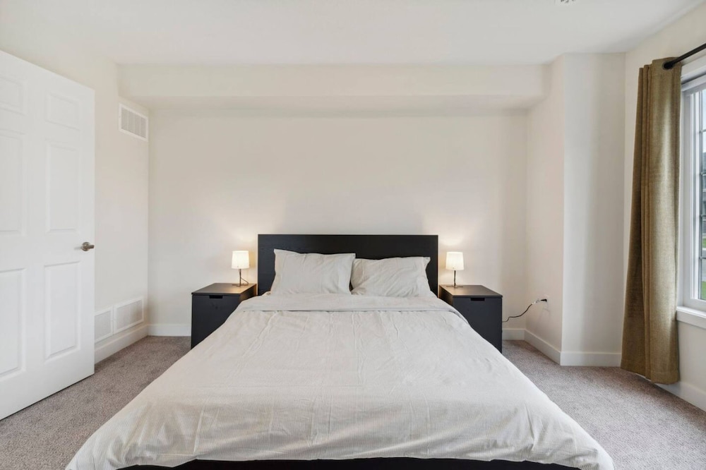A Brand New 4BR Townhouse in Thorold Retreat