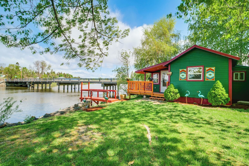 Fish & Hike: Peaceful Cabin on Williamson River