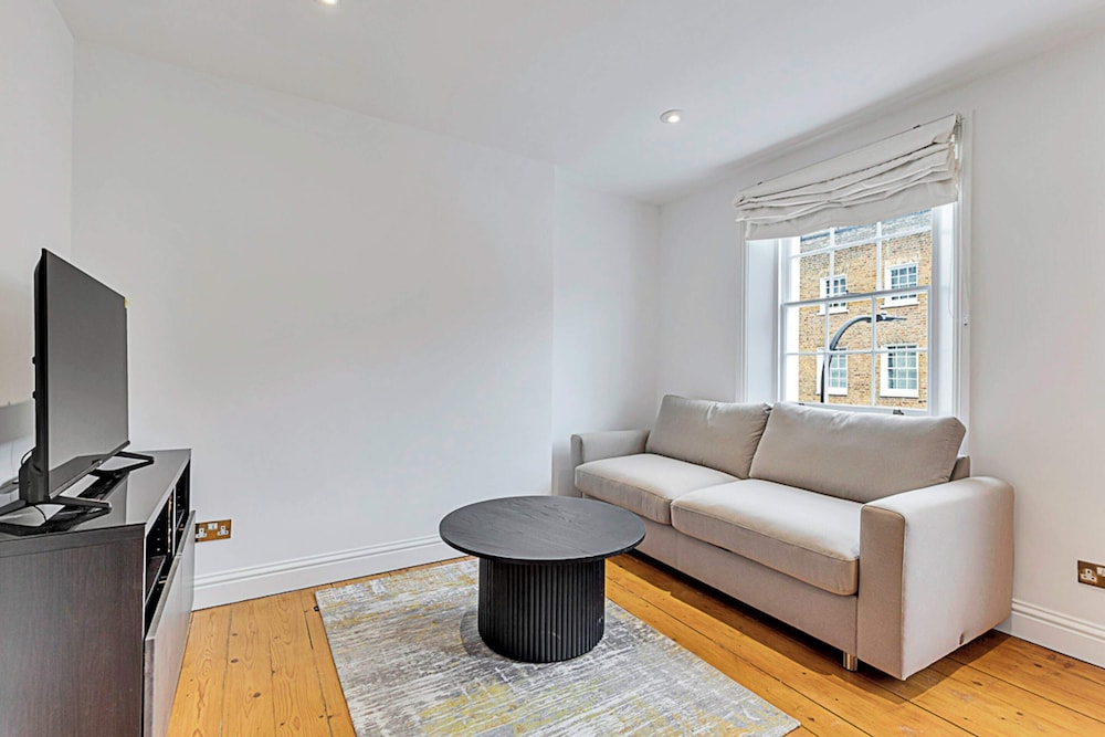 One-bedroom Abode With A Balcony In Central London