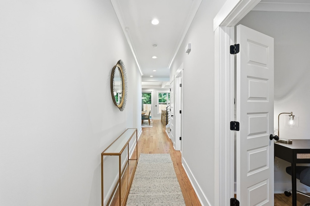 New! Modern Luxurious Woodland Retreat 5 Bedroom Home