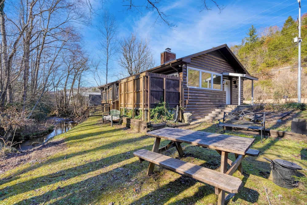 Creekside Haven by Avantstay Hot Tub, Fire Pit, Outdoor Dining Area Nestled Next to Creek