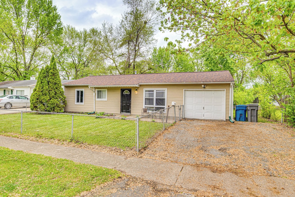 8 Mi to Dtwn Indianapolis: Family Home w/ Yard!