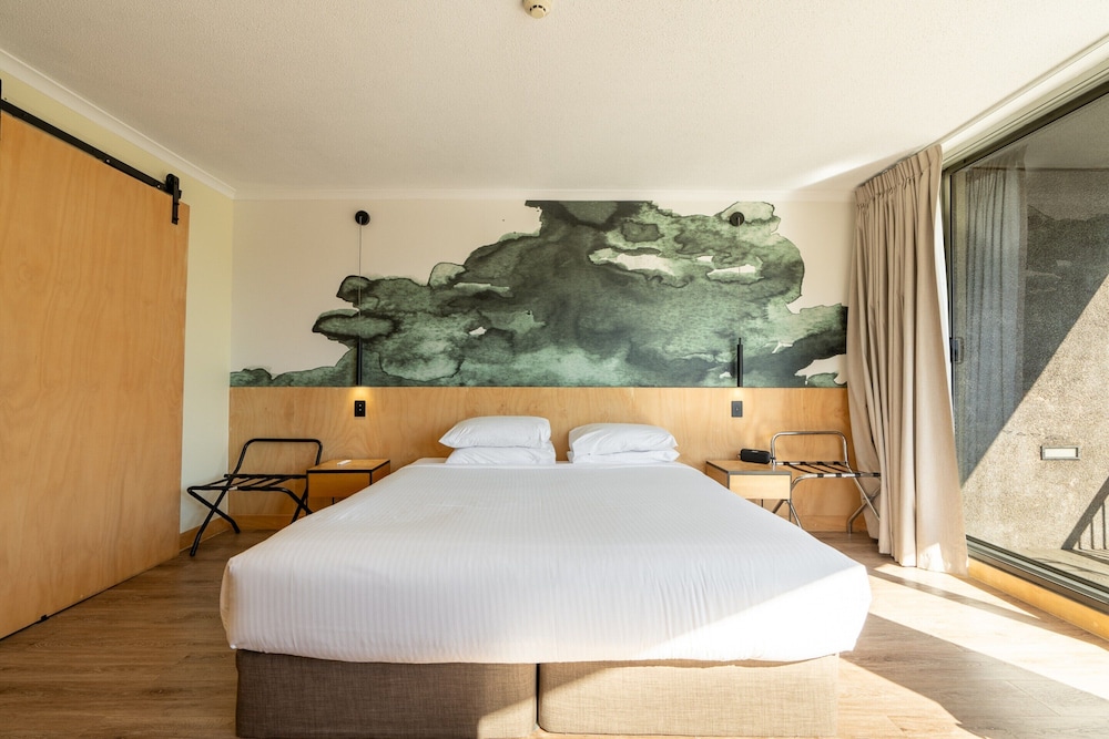 Quirky CBD 1-bed With Pool, Sauna and Balcony