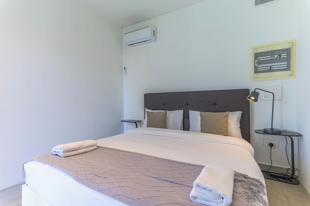 GlassHaus Rooftop 2-BR & Pool in Ghazir