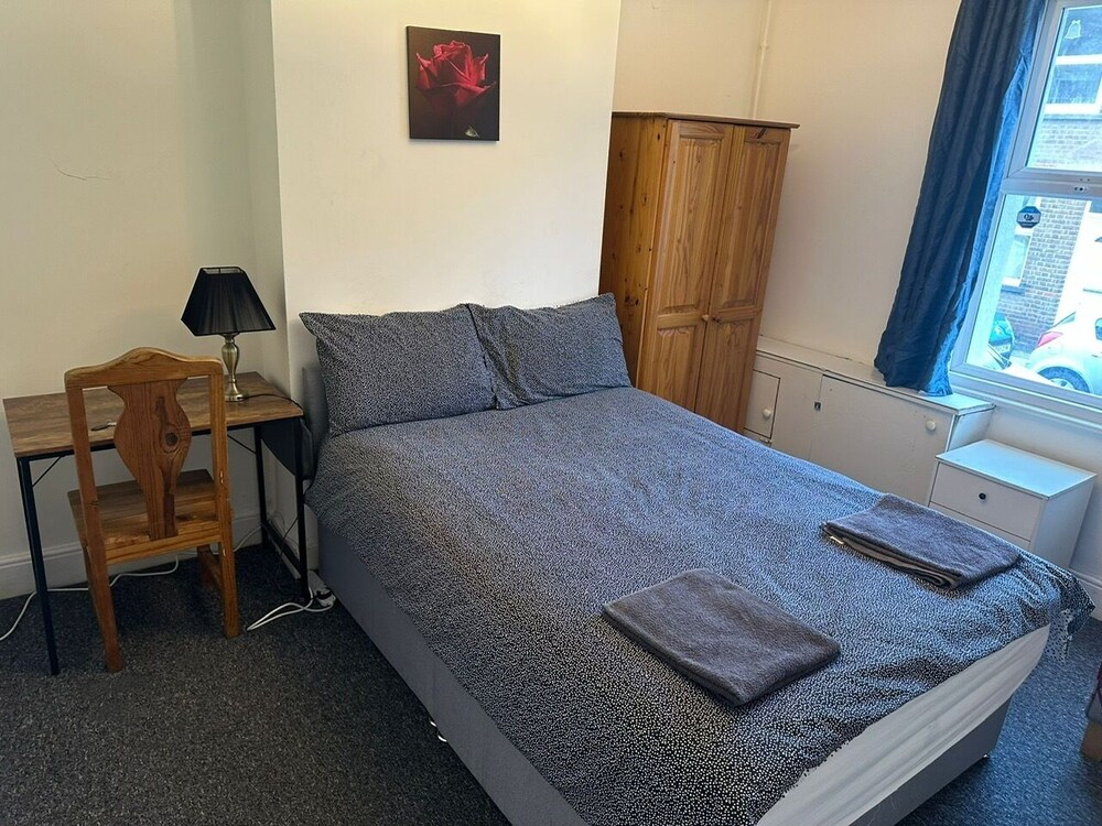 Luton Town House Near Airport