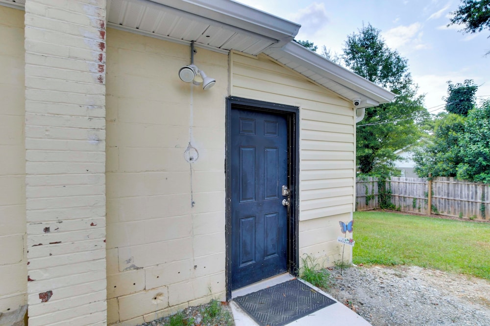 2 Mi to Self Regional MC: Updated Apartment