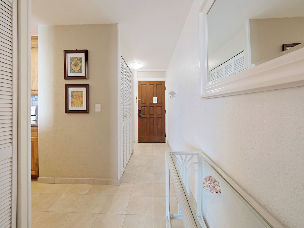 Kona Reef F2 Charming Oceanfront Condo for 4!