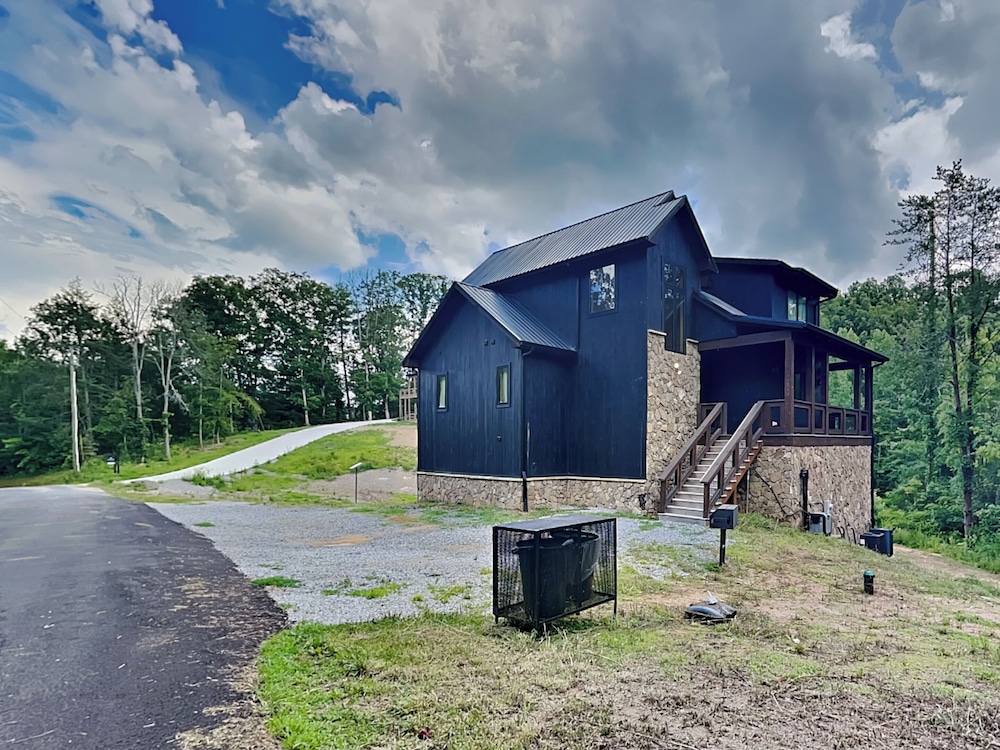 Smoky Ridge Sanctuary by Jackson Mountain Rentals