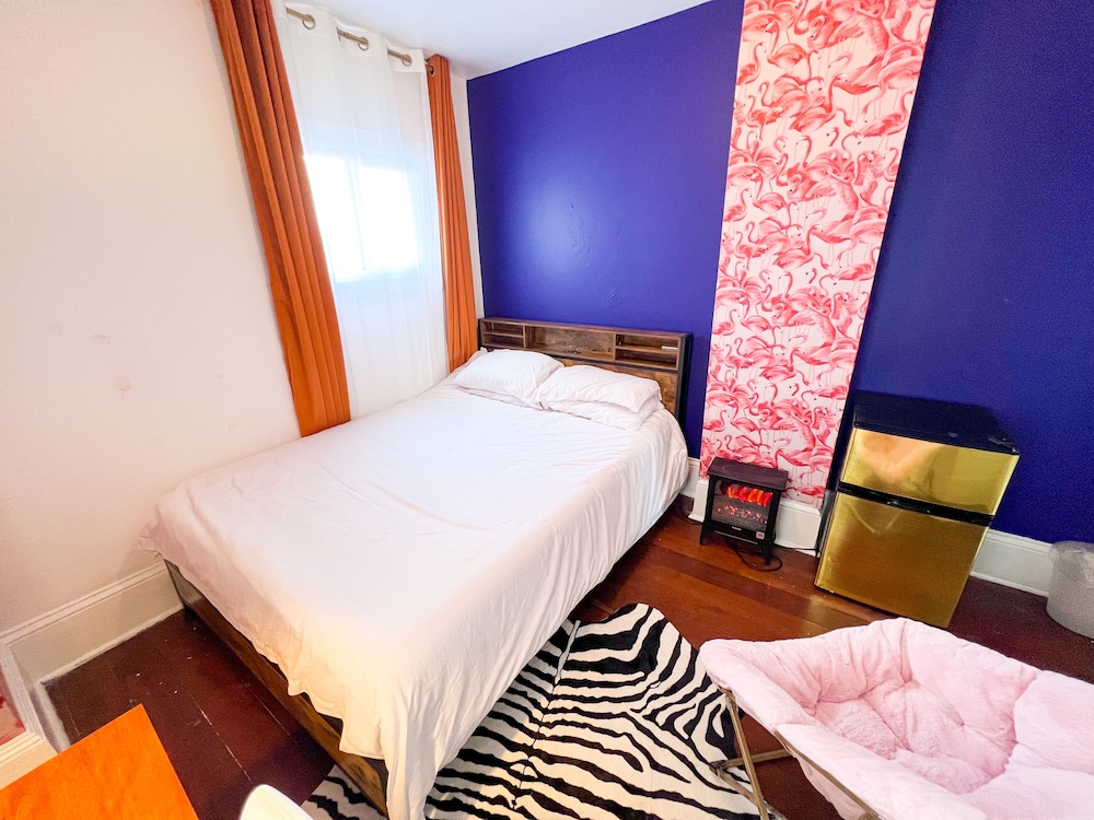 International Travelers House Hostel \- Downtown San Diego Little Italy.