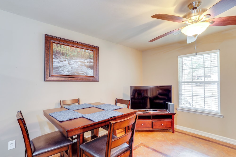 3 Mi to Greers Ferry Lake: Home w/ Screened Patio